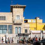 ...e, al civico 22, ci imbattiamo in una costruzione color ocra, la cui facciata appare interamente erosa dall�aria salmastra. Si tratta di Villa Lina, costruita alla fine degli anni 20 su progetto dell�architetto Cesare Corradini